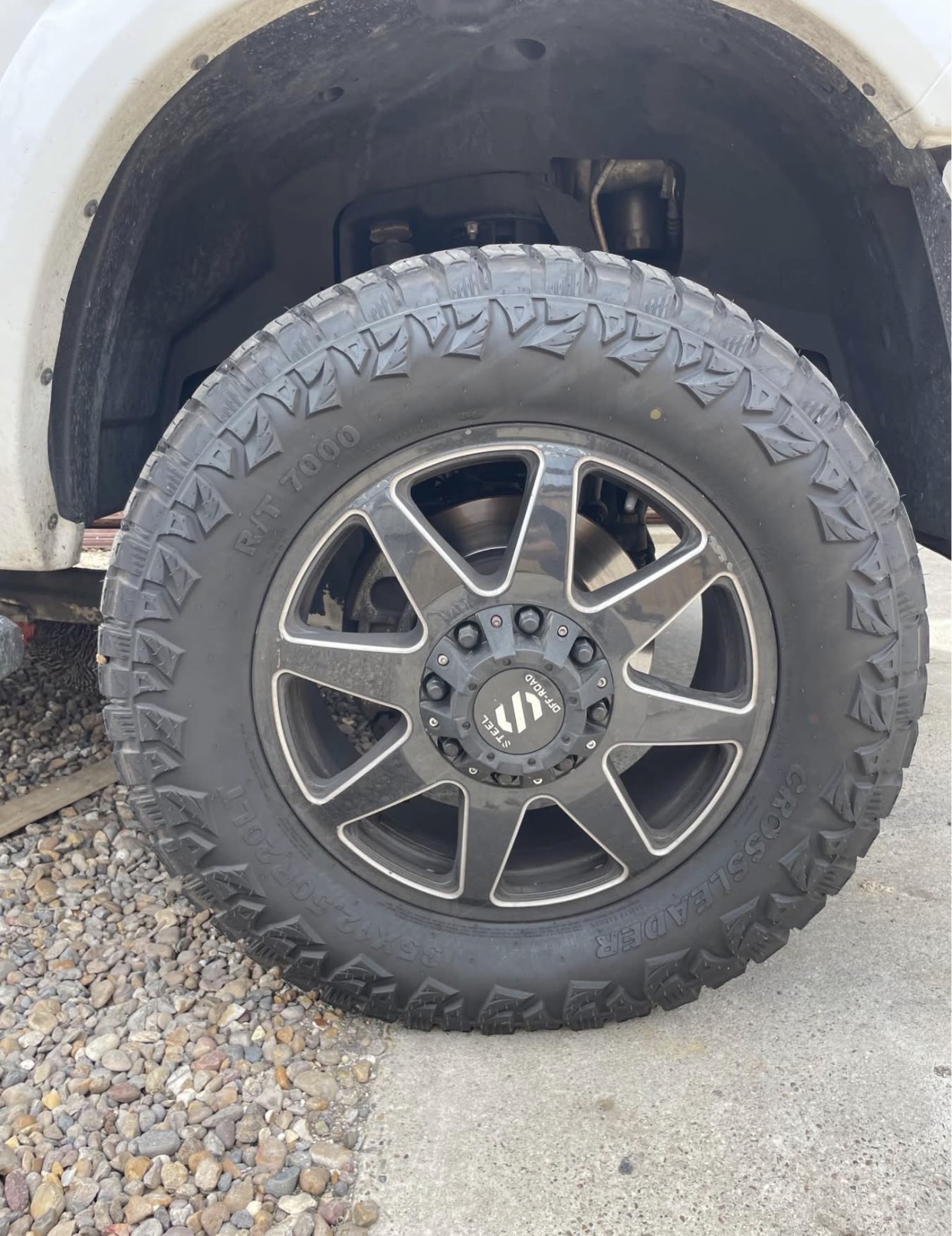 20” fuel wheels with 35x12.5 tires